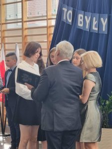 Wójt Gminy Łysomice wraz z Panią Dyrektor wręczają świadectwo absolwence, która uzyskała wyróżnienie.