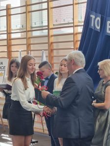Wójt Gminy Łysomice wraz z Panią Dyrektor wręczają świadectwo absolwence, która uzyskała wyróżnienie.