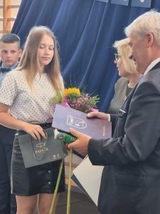 Najlepsza absolwenta odbiera nagrodę od Pani Dyrektor i wójta gminy.