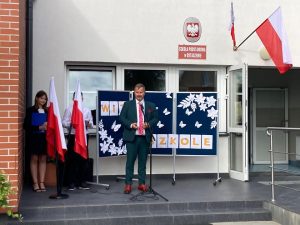 Przewodniczący Rady Gminy podczas przemówienia na inaguracji roku szkolnego 2022/2023 w naszej szkole.