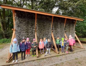 Uczniowie stoją przy tężni ustawionej na terenie szkoły leśnej na Barbarce.