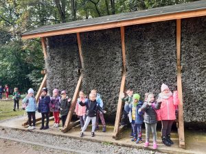 Uczniowie stoją przy tężni ustawionej na terenie szkoły leśnej na Barbarce.