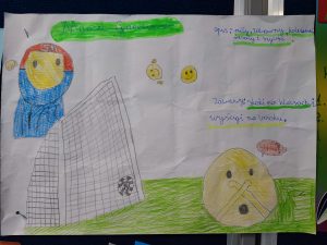 Zdjęcie plakatu kandydata do małego Samorządu Uczniowskiego. W prawym górnym rogu na zielonym tle podpis kandydata: Marcel Grzeszkiewicz" Obok napis: "opis: miły, zabawny, koleżeński, wesoły i szybki." Pod spodem "zabawy: skoki po klasach i wyścigi na boisku". Plakat ozdobiono kolorowymi odręcznymi rysunkami.