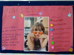 Zdjęcie plakatu kandydatki do małego Samorządu Uczniowskiego. Na czerwonym tle zdjęcie uczennicy w pomarańczowych okularach przeciwsłonecznych a w okół napisy: "NUDNA SZKOŁA NIE ZA MNĄ ! Coś o mnie: -Mam na imię Natalia, - chodze do klasy II, -Lubię tańczyć, - Jestem pomocna, -Lubię słuchać muzyki, -trenuje pole dana ;Obiecuję: -Więcej dyskotek, -Pomoc Koleżeńską, - Dzień pizzy w szkole, - Dzień na kolorowo, - Częstsze wycieczki, - Zbiórki dla zwierząt, - Dzień bez zadań domowych".