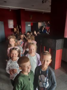 Uczniowie stoją w parach na korytarzu Baja Pomorskiego.