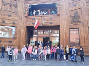 Uczniowie pozują do zdjęcia grupowego przed budynkiemBaju Pomorskiego.