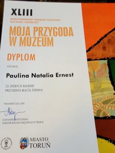 Zdjęcie dyplomu otrzymanego przez uczennicę naszej szkoły Paulinę Ernes w 43 międzynarodowym konkursie plastyxcznym dla dzieci i młodzieży "MOJA PRZYGODA W MUZEUM". Uczennica zdobyła nagrodę prezydenta miasta Torunia.