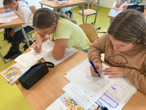 Uczniowie podczas pracy nad specjalnie przygotowanymi z okazji dnia kropki zadaniami.