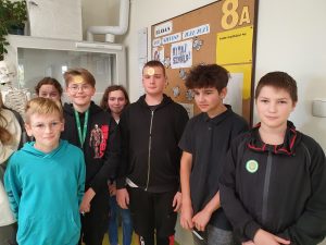 Uczniowie klasy siódmej pozują dozdjęcia z odznakami i certyfikatami mistrza tabliczki mnożenia otrzymanymi za poprawne wykonanie działań.