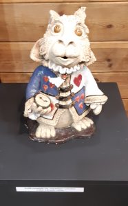 Zdjęcie eksponatu Muzeum Etnograficznego w Toruniu. Na wystawie figurka zwierzątka ubranego w żupan.