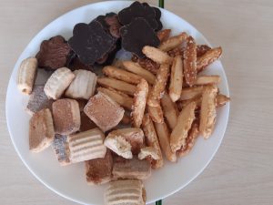 Zdjęcie talerzyka ze słodkościami przygotownymi na dzien chłopaka dla uczniów oddziału przedszkolnego.