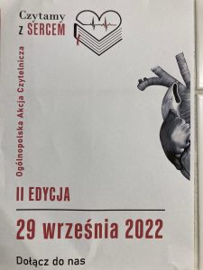 Zdjęcie plakatu. na białym tle napisy: "Czytamy z sercem; Ogólnopolska Akcja Czytelnicza; II EDYCJA 29 wrzesnia 2022; Dołącz do nas". Plakat ozdobiony grafiką fragmentu serca.