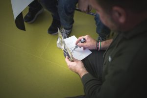 Łukasz Kazek podczas podpisywania swojej książki.