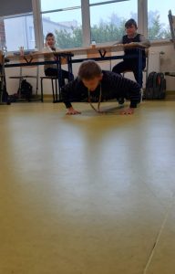 Uczeń klasy czwartej podczas wykonywania pompki.