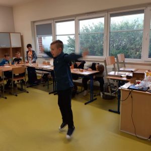 Uczeń klasy czwartej podczas wykonywania podskoku. Zdjęcie wykonane w ruchu.