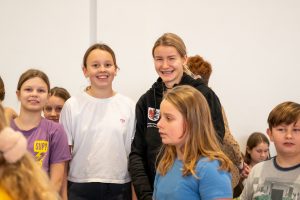 Adrianna Sułek wśród uczniów z którymi za chwilę przeprowadzi lekcję wychowania fizycznego.