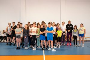 Uczniowie klas 5 i 6 pozują do zdjęcia z Panią Adrianną Sułek.