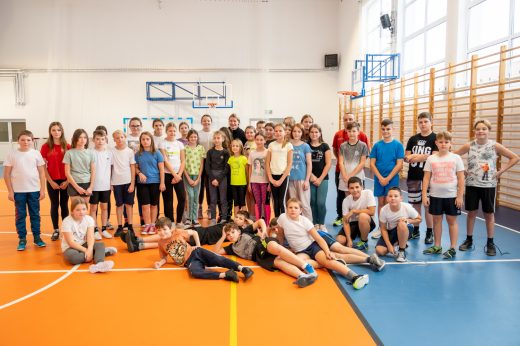 Pani Adrianna Sułek pozuje do zdjęcia z uczniami klas 5 i6 z którymi prowadziła lekcję wychowania fizycznego.