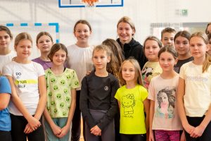 Adrianna Sułek pozuje do zdjęcia z uczniami klas 5 i 6 .