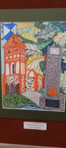 Zdjęcie pracy uczennicy naszej szkoły wyróżnionej w konkursie. Praca przedstawia bramę zamkową i pomnik poległych stojący obok. Praca opawiona w zielono paspartu. Poniżej przyczepiona karteczko: "ZOFIA MAKOWSKA WYRÓŻNIENIE KAT. VII - VIII SP W OSTASZEWIE".