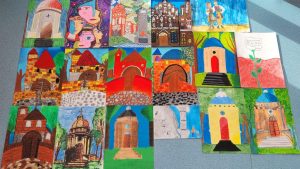 Zdjęcie prac uczniów naszej szkoły biorących udział w konkursie. Prace ułożono na podłodze obok siebie w trzech rzędach.