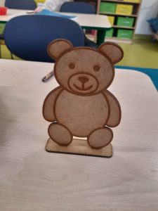 Zdjęcie złożonego modelu misia stojącego na stoliku.