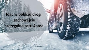 Zdjęcie kół samochodu jadącego w śniegu. Po lewej stronie czarny napis "Idąc w pobliżu drogi zachowaj szczególną ostrożność".