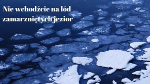 Zdjęcie wody z krami pływającymi na powierzchni. Po lewej stronie u góry biały napis: "Nie wchodźcie na lód zamarzniętych jezior".