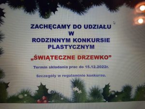 Zdjęcie slajdu wyświetlonego na tablicy. Na jasnym tle ozdobionym ramką z zielonych gałazęk napis: "ZACHĘCAMY DO UDZIAŁU W RODZINNYM KONKURSIE PLASTYCZNYM "ŚWIĄTECZNE DRZEWKO" Termin składania prac do 15.12.2022 r. Szczegóły w regulaminie konkursu."