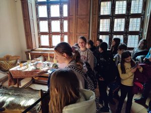 Uczniowie klasy piątej podczas oglądania wystawy w muzeum.