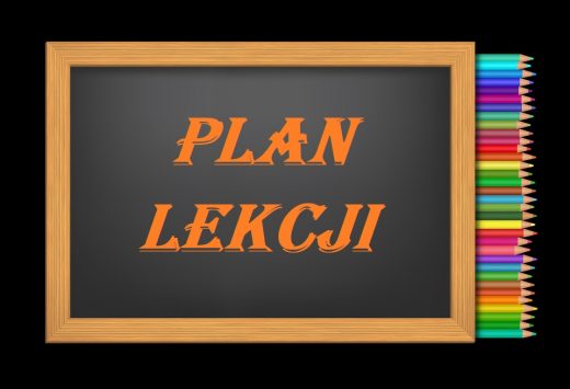 Na czarnym tle szara tablica w drewnianej ramie i napisem plan lekcji. Po prawej stronie tablicy kolorowe kredki ustawione w rzędzie częściowo wystające spoza tablicy.
