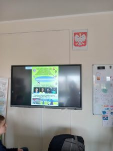 Zdjęcie monitora, na której wyświetla się slajd o piłce nożnej ze zdjęciami piłkarzy oraz informacjami na temat tego sportu.