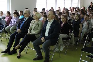 Pani dyrektor w towarzystwie zaproszonych gości ze starostwa siedzi w pierwszym rzędzie na sali teatralnej. Za nimi na krzesełkach siedzą uczniowie szkoły.