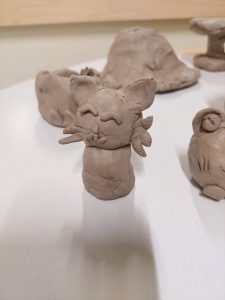 Zdjęcie figurki kotka wykonanej z gliny podczas warsztatów.