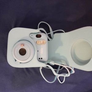 Zdjęcie głównej nagrody w konkursie otrzymanej przez Weronikę Zielińską - białego aparatu fotograficznego.