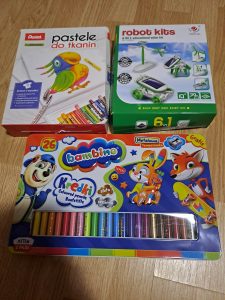 Zdjęcie otrzymanych nagród w konkursie - kredek, pasteli i urządzenia pod nazwą robot kits.