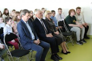 Zdjęcie widowni wykonanej podczas apelu. na krzesełka w pierwszym rzędzie siedzi Pani Dyrektor oraz przedstawiciele gminy Łysomice, a za nimi uczniowie.