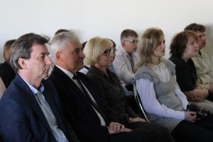 Zdjęcie widowni podczas apelu. W jednym rzędzie siedzi Pani Dyrektor oraz przedstawiciele gminy Łysomice. Za nimi widać siedzących uczniów.