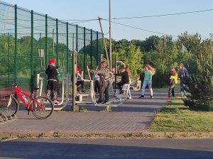 Uczniowie ćwiczą na zewnętrznej siłowni.