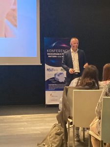 Pan Robert Baca prowadzący zajęcia w projekcie matma^2 podczas swojego wystąpienia na spotkaniu.