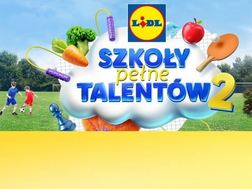 Fragment baneru reklamującego akcję sieci sklepów Lidl. Na zdjęciu widoczne jest logo akcji - na białej chmurze otoczonej grafikami owoców, warzyw i sprzętów sportowych napis: "SZKOŁY PEŁNE TALENTÓW 2".