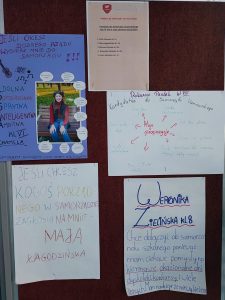 Zdjęcie plakatów uczniów biorących udział w wyborach do samorządu uczniowskiego. Na każdym z czterech plakatów imię i nazwisko kandydata oraz informacje o nim. Nad plakatami została zamieszczona lista kandydatów.