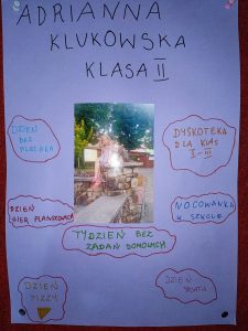 Zdjęcie plakatu ucznia biorącego udział w wyborach do samorządu uczniowskiego. Na fioletowym tle centralnie umieszczone zdjęcie uczennicy a w okół niego napisy w chmurkach: "DZIEŃ BEZ PLECAKA", "DYSKOTEKA DLA KLAS I - III" "DZIEŃ GIER PLANSZOWYCH", "TYDZIEŃ BEZ ZADAŃ DOMOWYCH"; "NOCOWANKA W SZKOLE", "DZIEŃ SPORTU"; "DZIEŃ PIZZY". U góry plakatu napis: "ADRANNA KLUKOWSKA KLASA II".