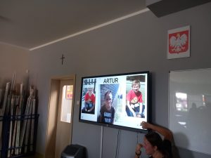 Zdjęcie tablicy na której wyświetla się imię ARTUR i trzy zdjęcia chłopca o tym imieniu.