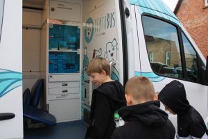 Trzech uczniów wchodzi do dentobusa.