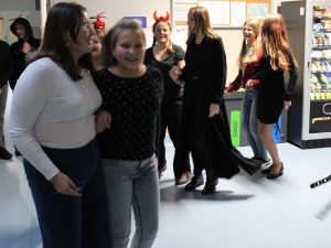 Uczennice podczas tańca. Na zdjęciu widoczne trzy pary uczennic ustawione w odstępach.