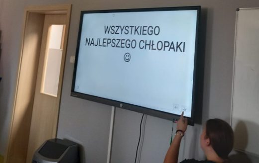 Zdjęcie ekranu na którym wyświetla się napis :WSZYSTKIEGO NAJLEPSZEGO CHŁOPAKI" oraz uśmiechnięta buźka.