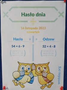 Zdjęcie plakatu . Na białym tle kolorowe napisy: "Hasło dnia" , "16 listopada 2023 czwartek" oraz w dwóch kolumnach: "Hasło 54=6*9 (lub 54 = 9*6 lub 6*9=54 lub 9*6=54)" i "Odzew 32=4*8 (lub 32=8*4 lub 4*8=32 lub 8*4=32)". Pod spodem grafika dwóch sówek.