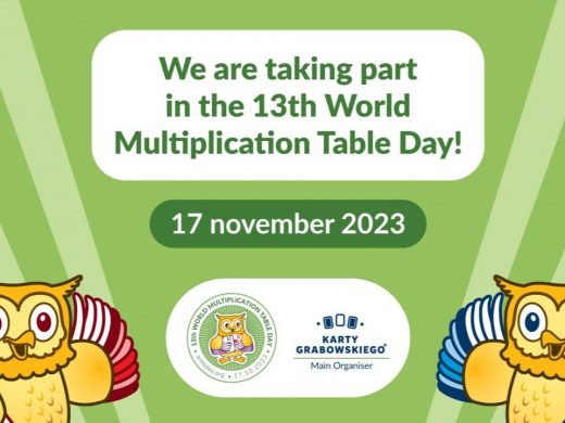 Zdjęcie plakatu promującego Światowy Dzień Tabliczki Mnożenia. Na zielonym tle w białej chmurce napis: "We are taking part in 13th Word Multiplication Table Day! " poniżej "17 november 2023" a u dołu po środku logo Kart Grabowskiego oraz dwie sówki".