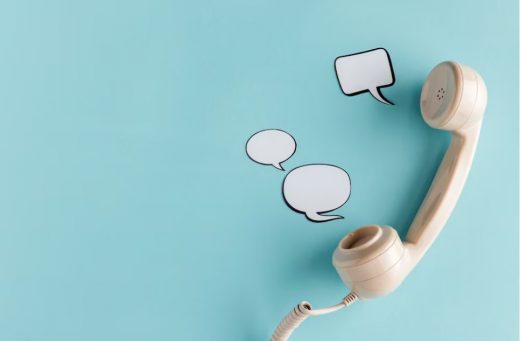 Na jasnozielonym tle z boku umieszczona słuchawka telefoniczna a z niej wychodzące 3 grafiki białych dymków.